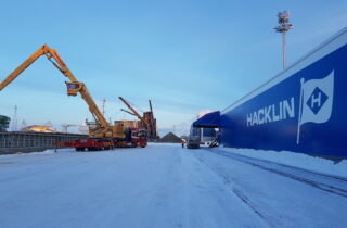 Bulk irtotavaroiden varastointipalvelut ja käsittelypalvelut HaminaKotkan satamassa. Materiaalien kuljetukset siiloautoissa.