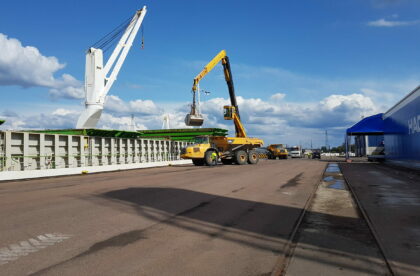 unloading of vessel in finland port by hacklin bulk boys
